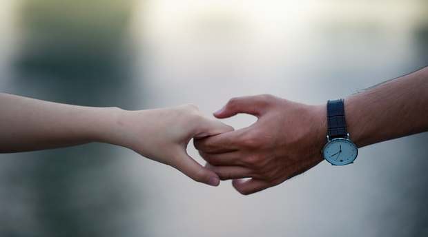 夢到喜歡的人牽手